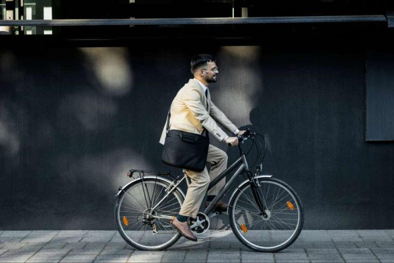 employé se rendant au travail en vélo